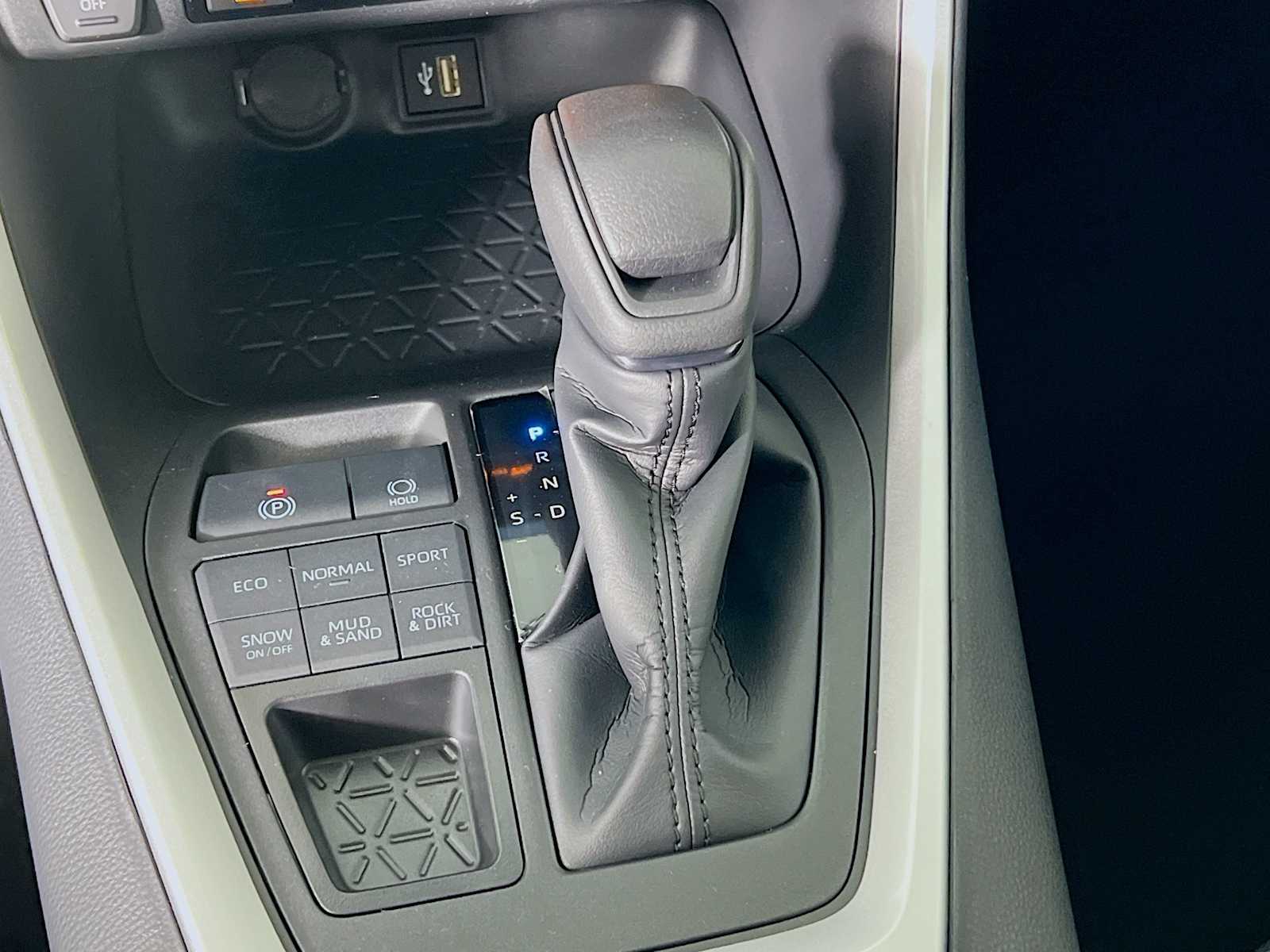 2024 Toyota RAV4 XLE - Photo 11