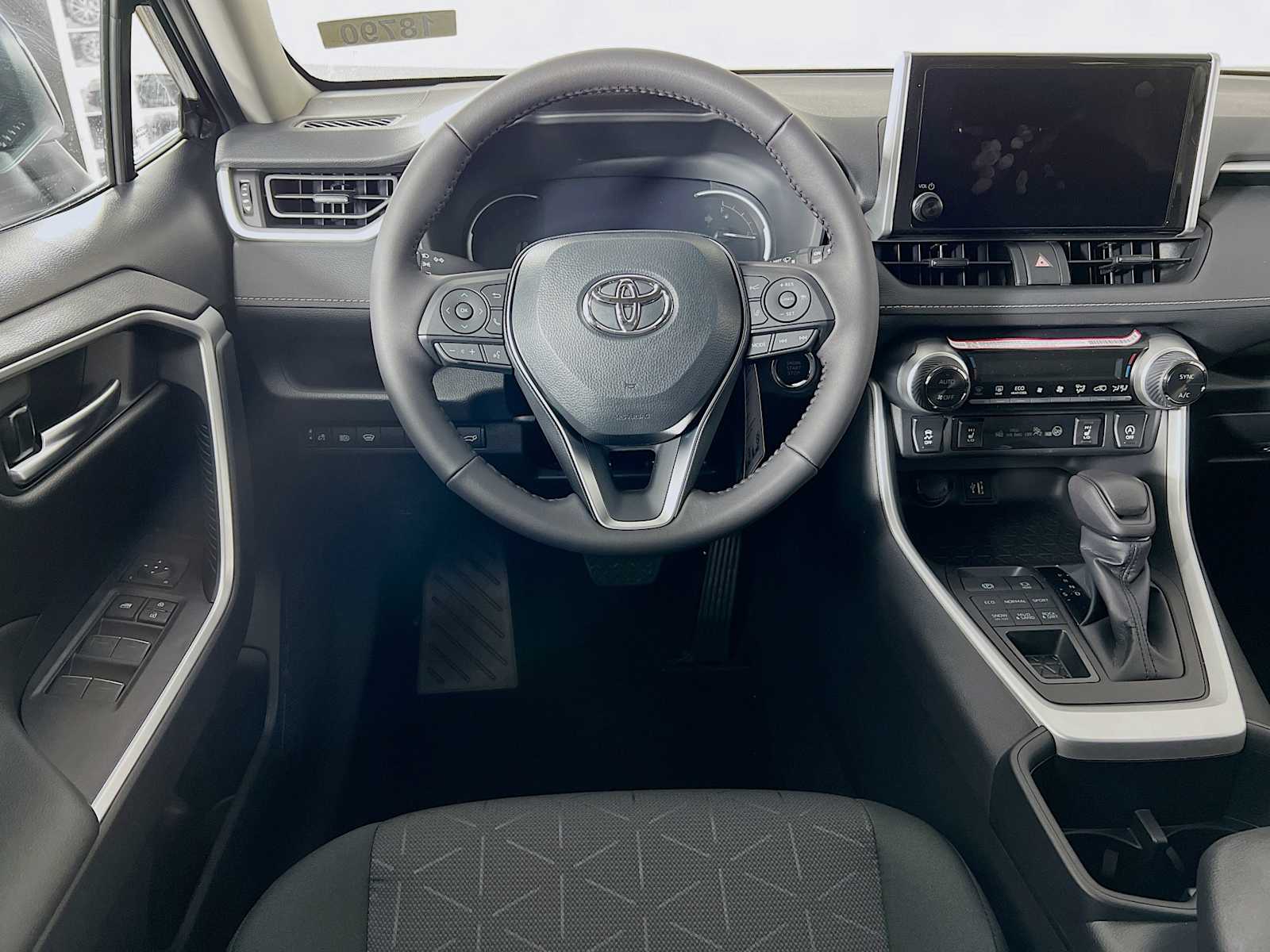 2024 Toyota RAV4 XLE - Photo 15