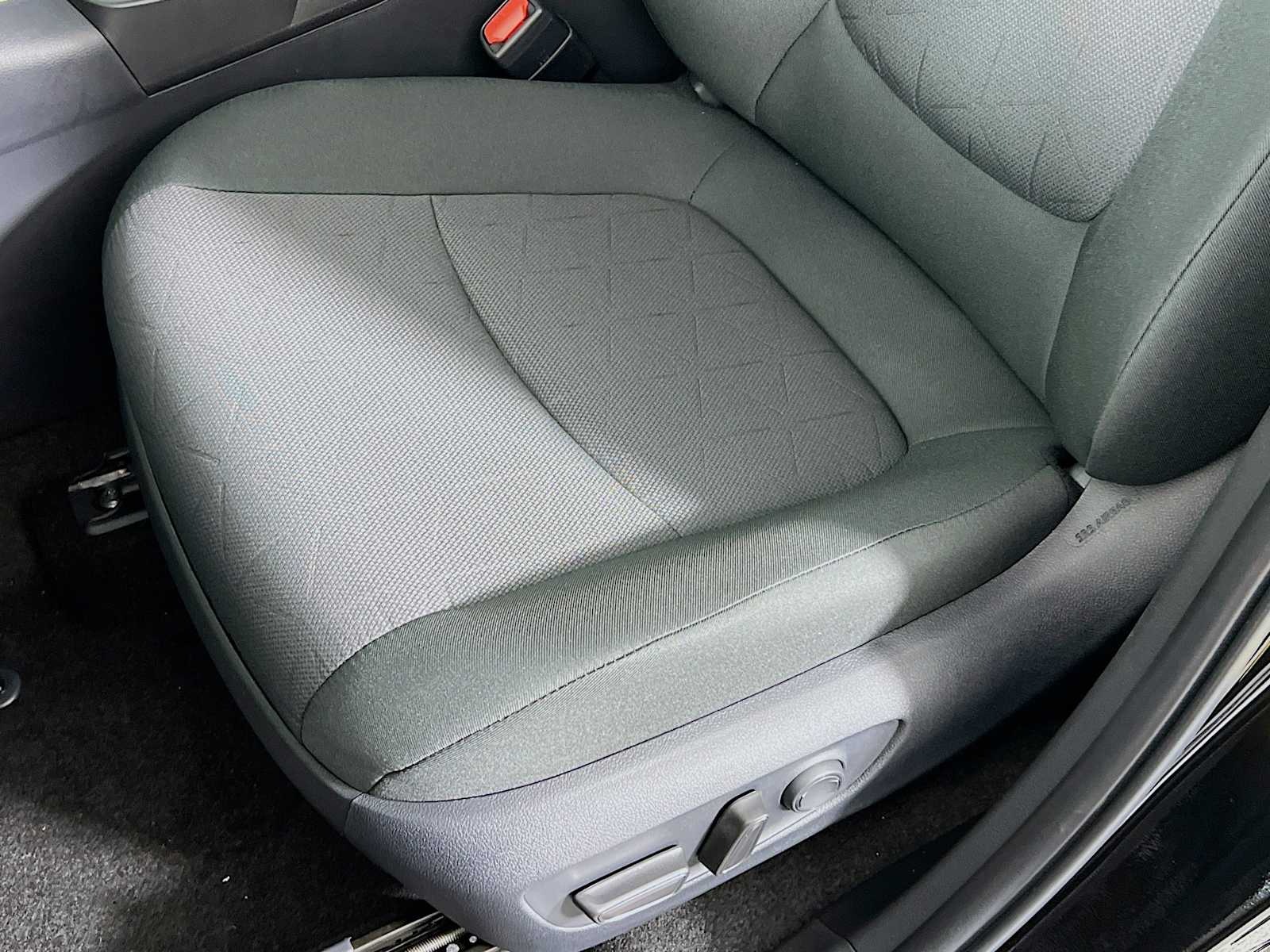 2024 Toyota RAV4 XLE - Photo 17
