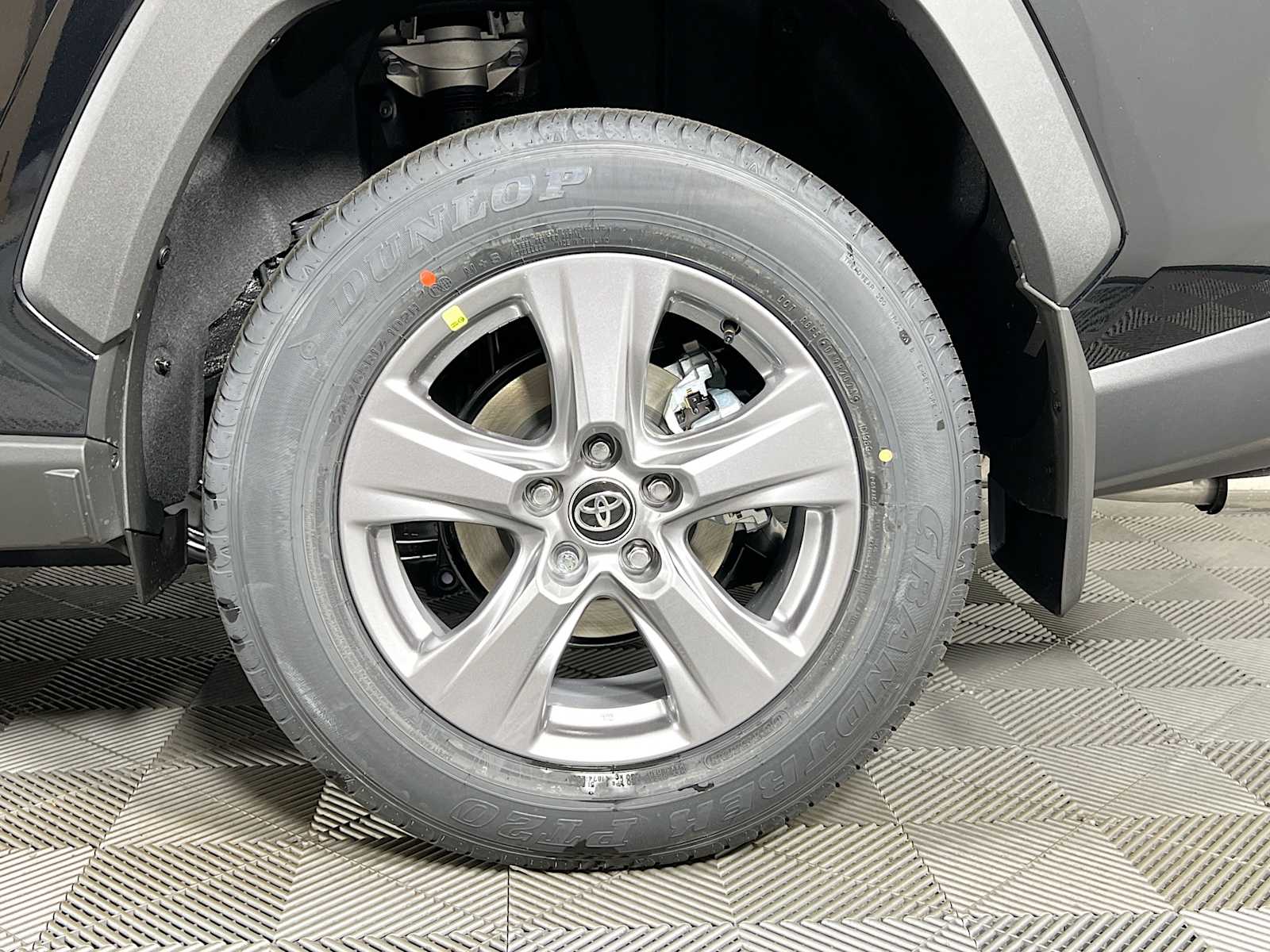 2024 Toyota RAV4 XLE - Photo 19
