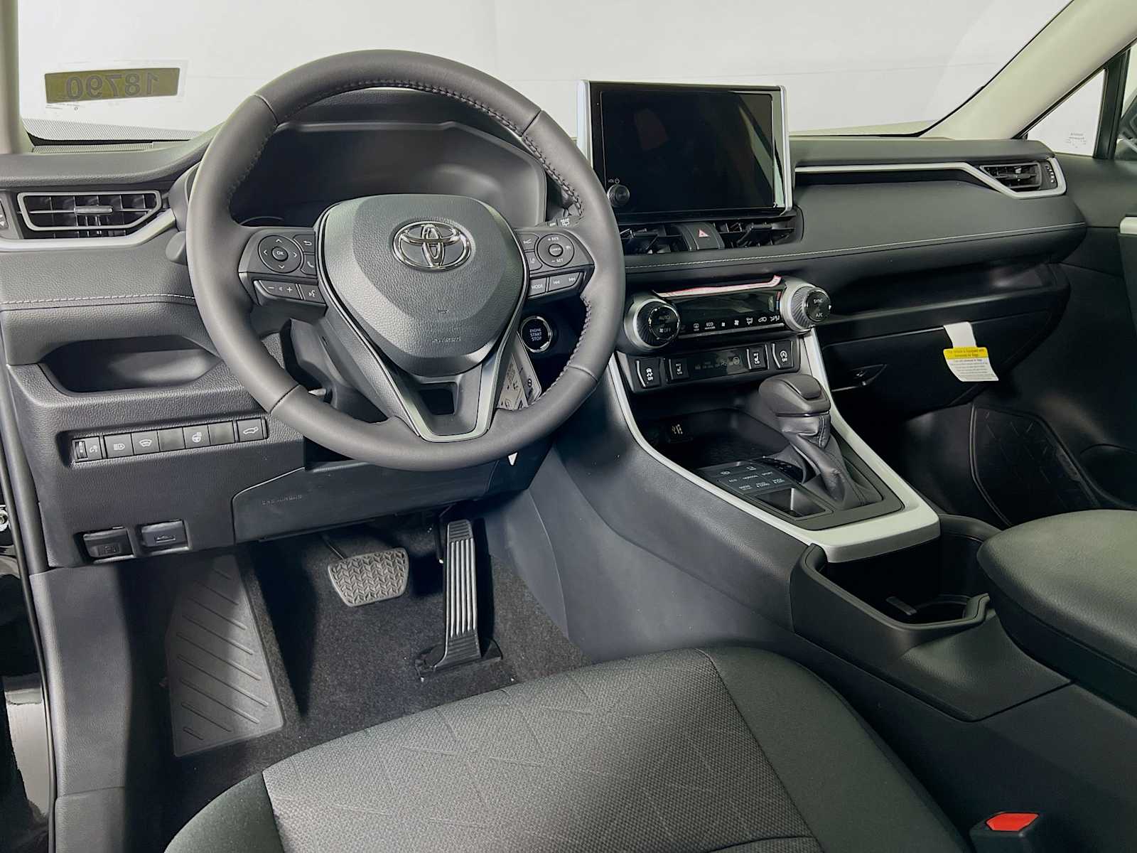 2024 Toyota RAV4 XLE - Photo 6
