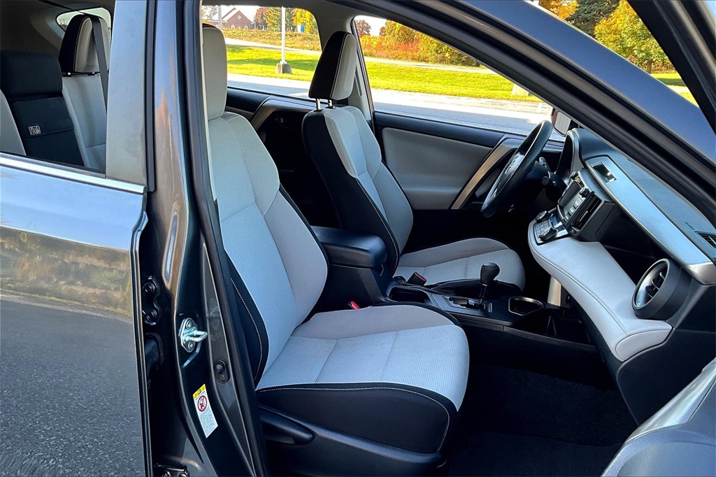 2018 Toyota RAV4 Hybrid LE - Photo 11