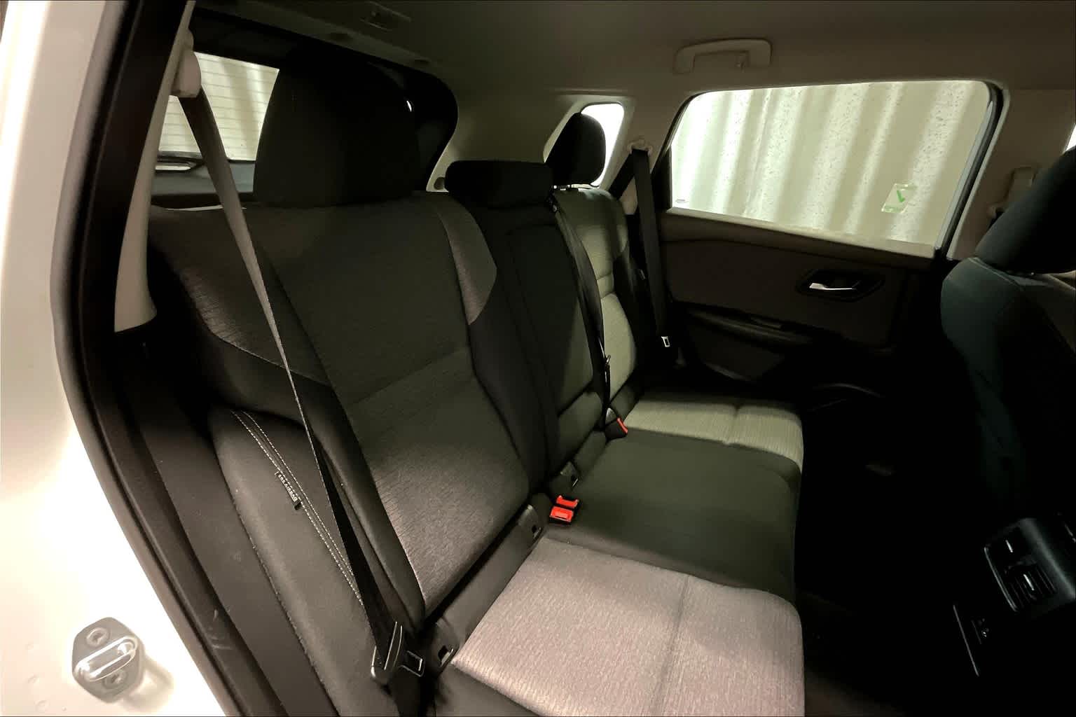 2021 Nissan Rogue SV - Photo 16