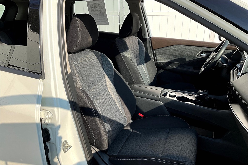 2021 Nissan Rogue SV - Photo 11
