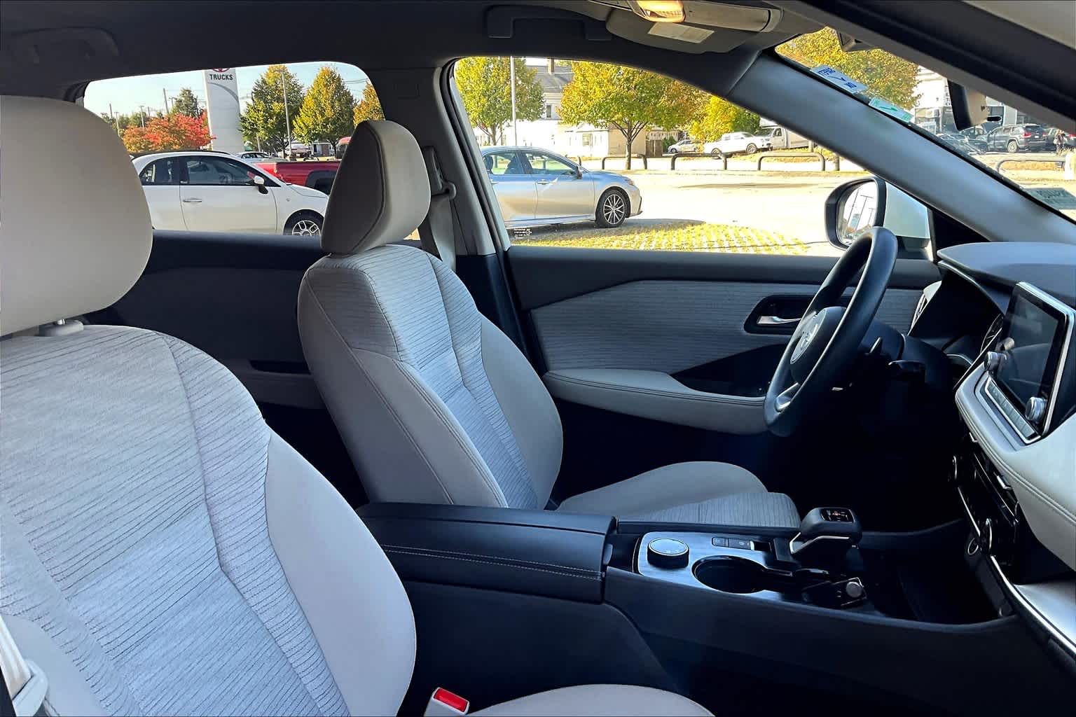 2021 Nissan Rogue SV - Photo 11
