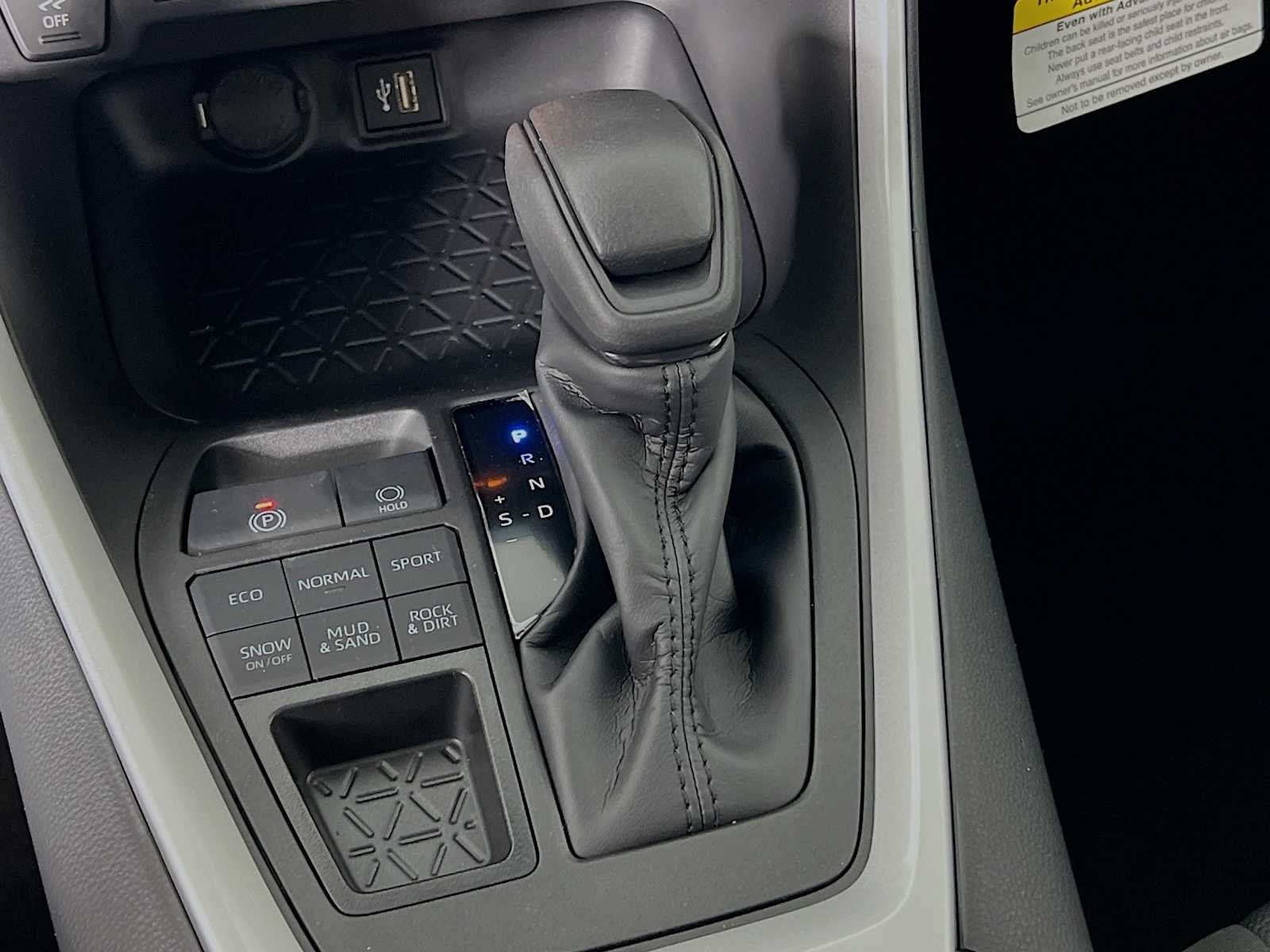 2024 Toyota RAV4 XLE - Photo 11