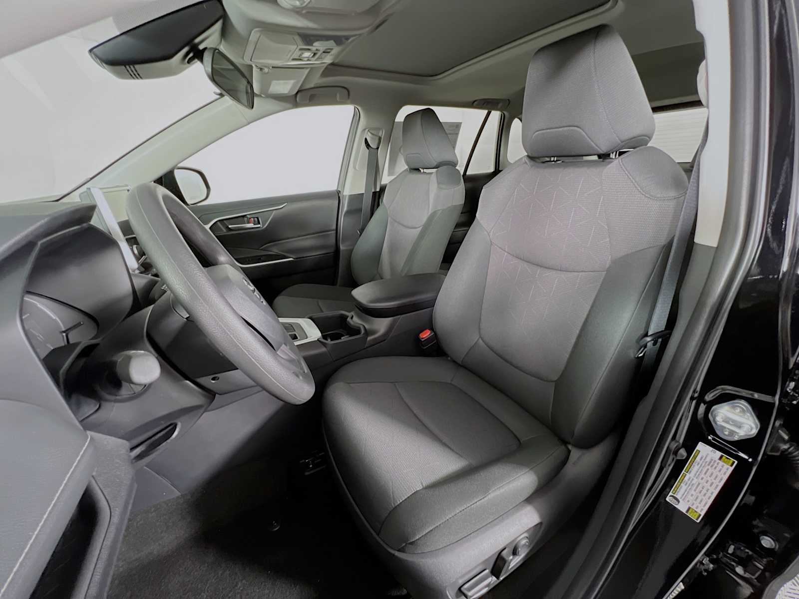 2024 Toyota RAV4 XLE - Photo 12