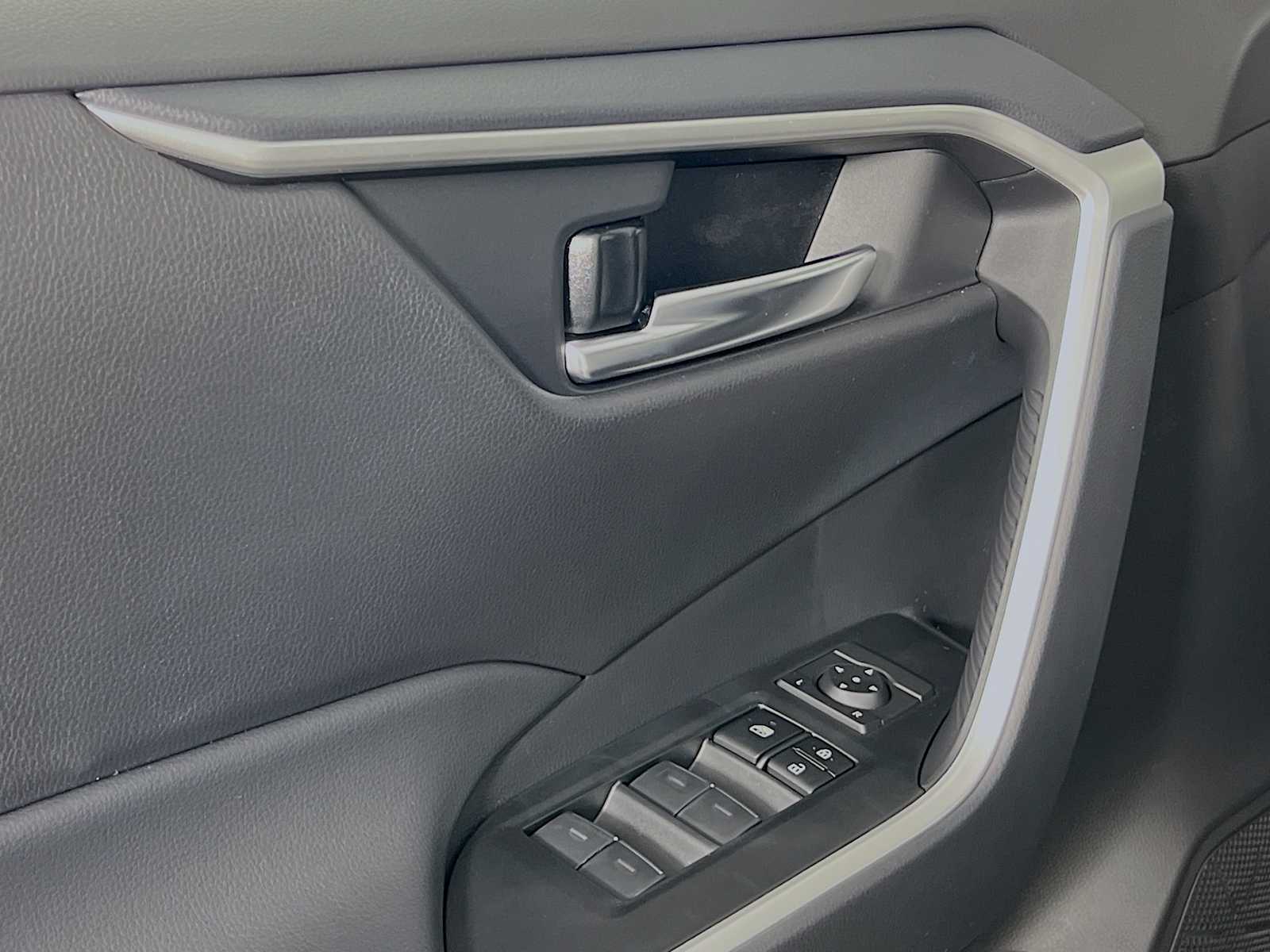 2024 Toyota RAV4 XLE - Photo 16