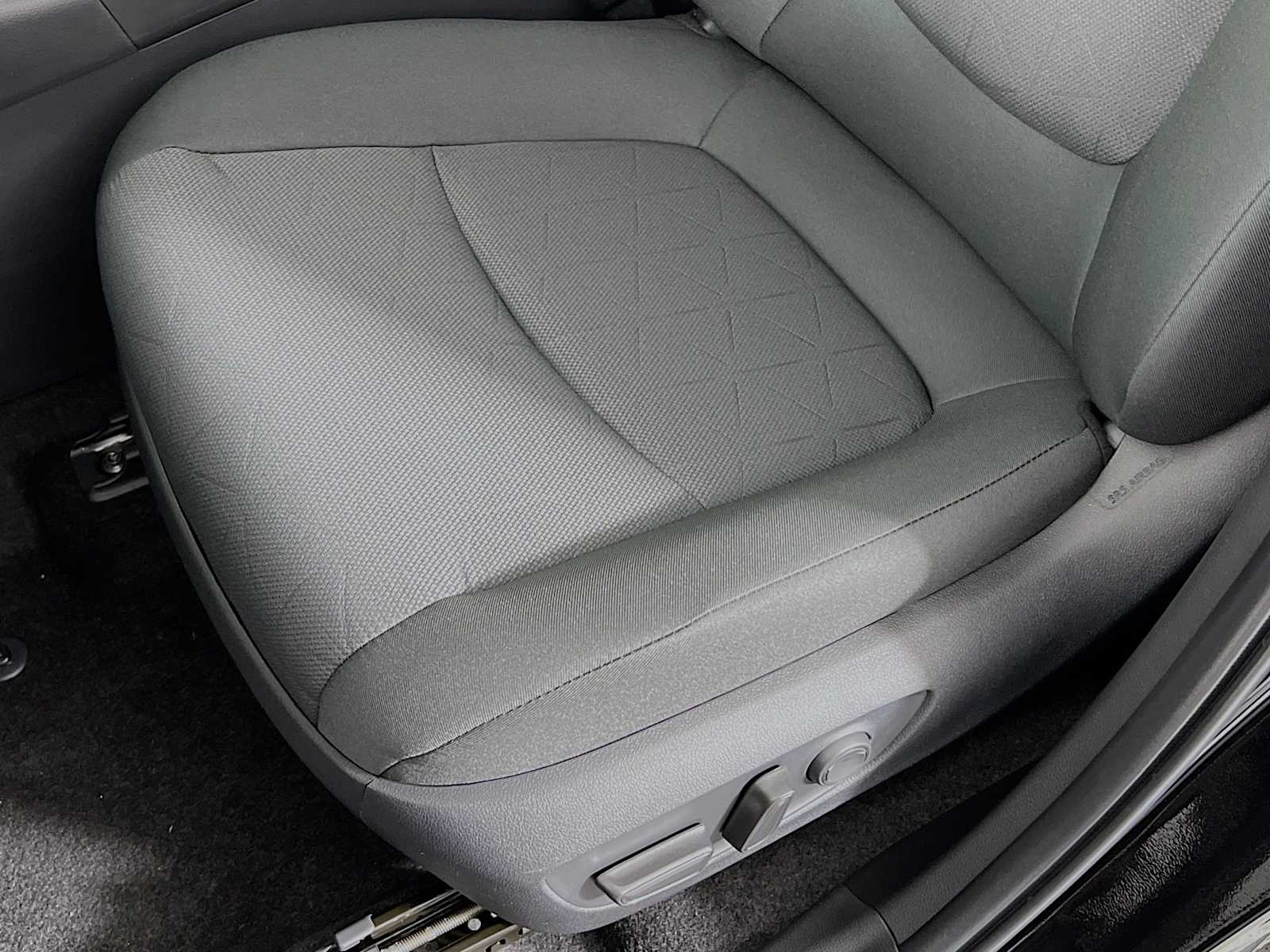 2024 Toyota RAV4 XLE - Photo 17