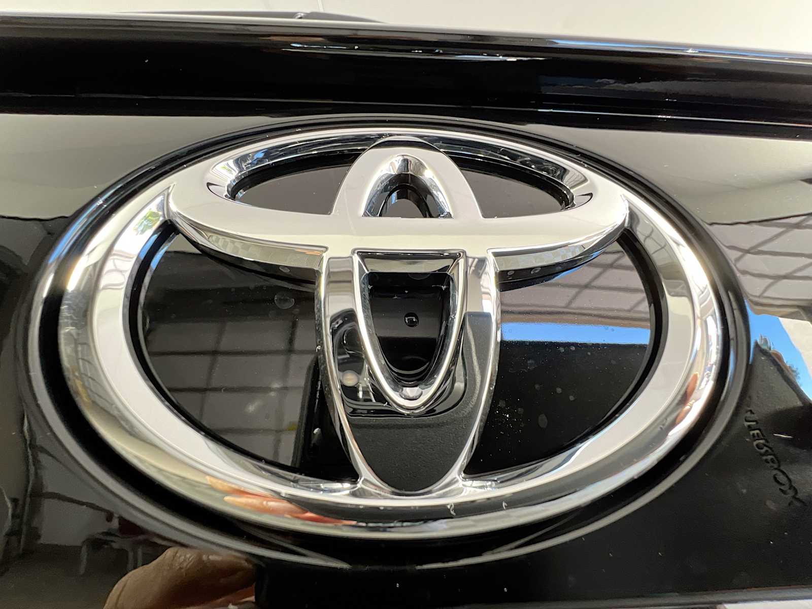2024 Toyota RAV4 XLE - Photo 18