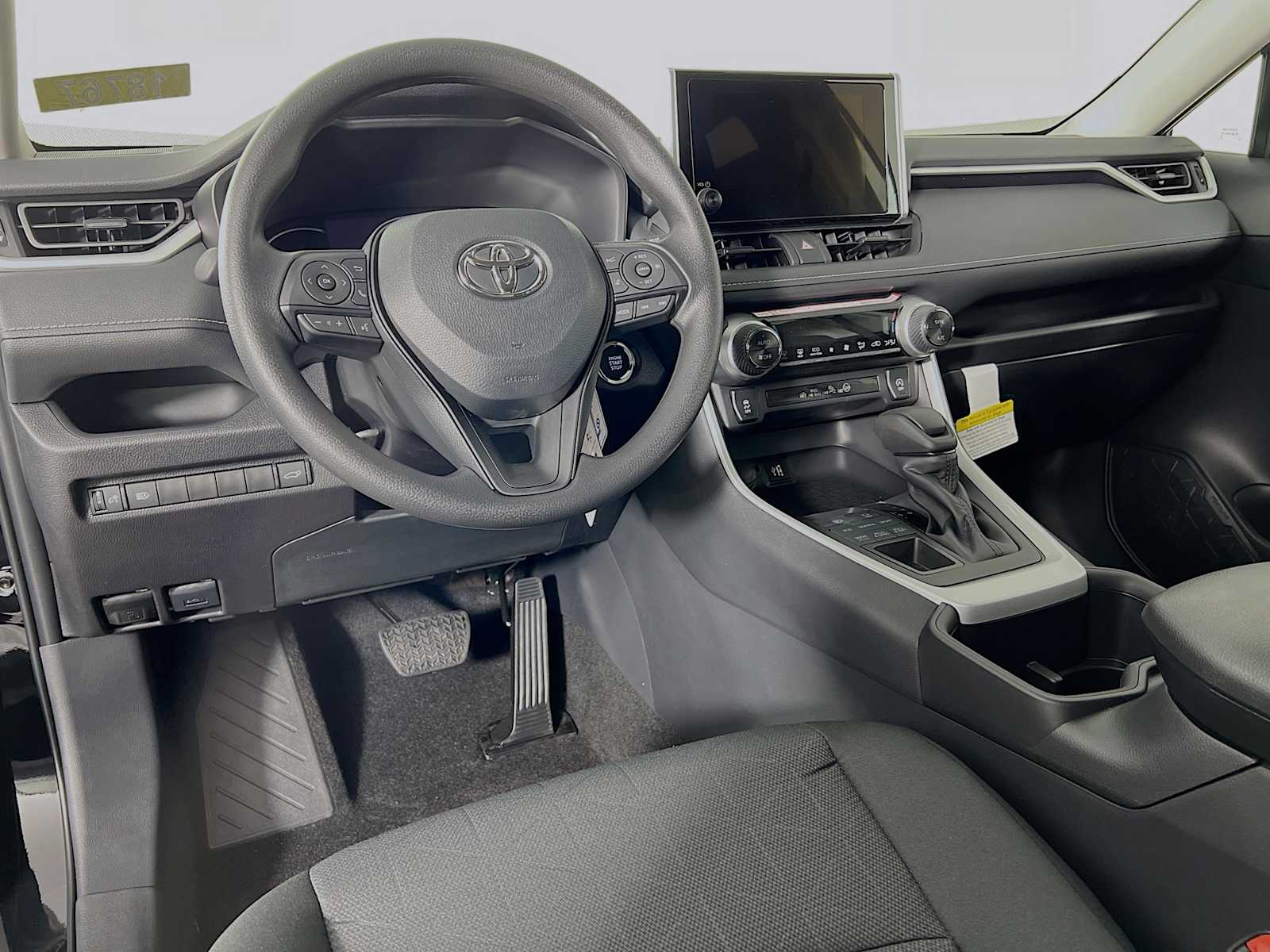 2024 Toyota RAV4 XLE - Photo 6